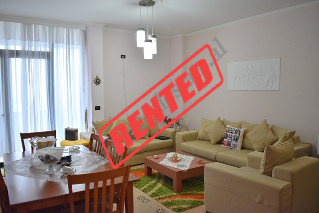 Apartament me qira ne rrugen Mahmut Allushi ne Tirane.&nbsp;
Apartamenti pozicionohet ne katin e 3 